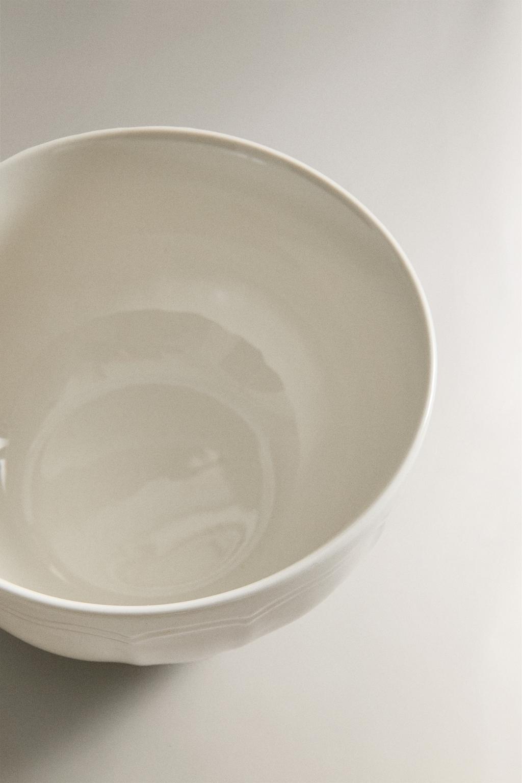 Порцеляновая чаша с рельефным дизайном