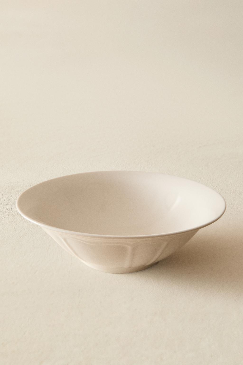 Салатник из фарфора с рельефным узором