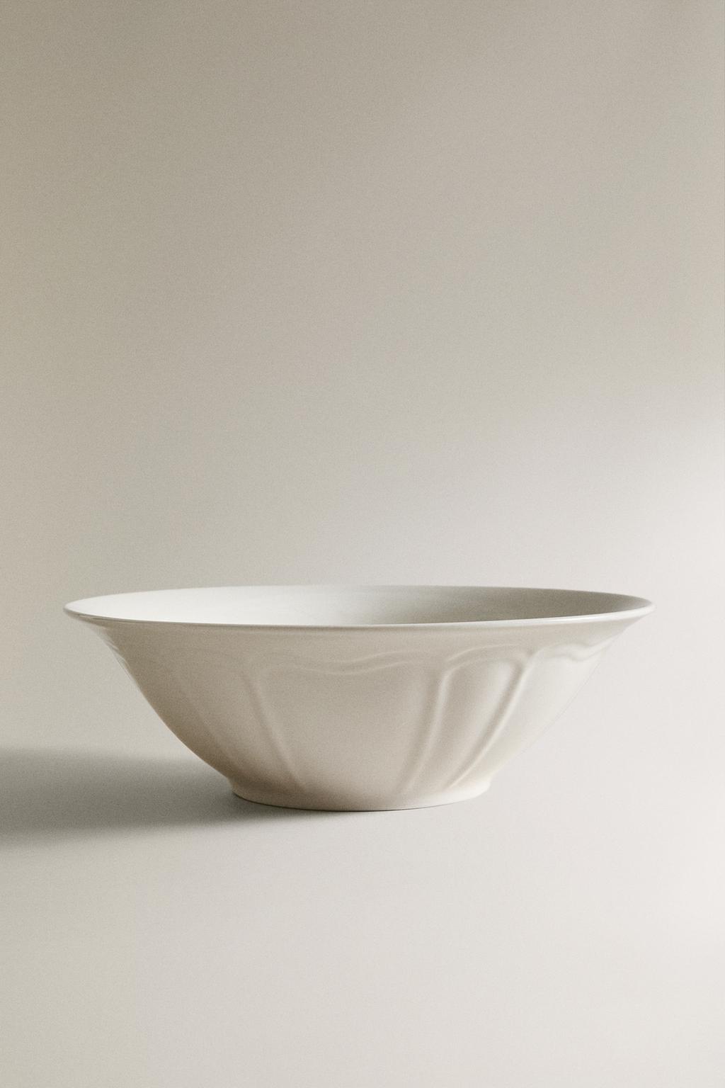 Салатник из фарфора с рельефным узором