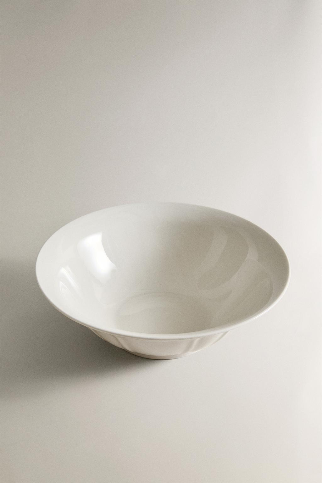 Салатник из фарфора с рельефным узором