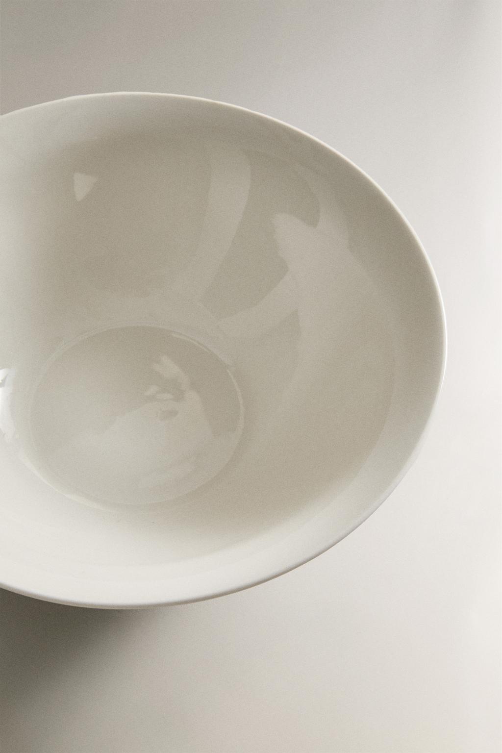 Салатник из фарфора с рельефным узором