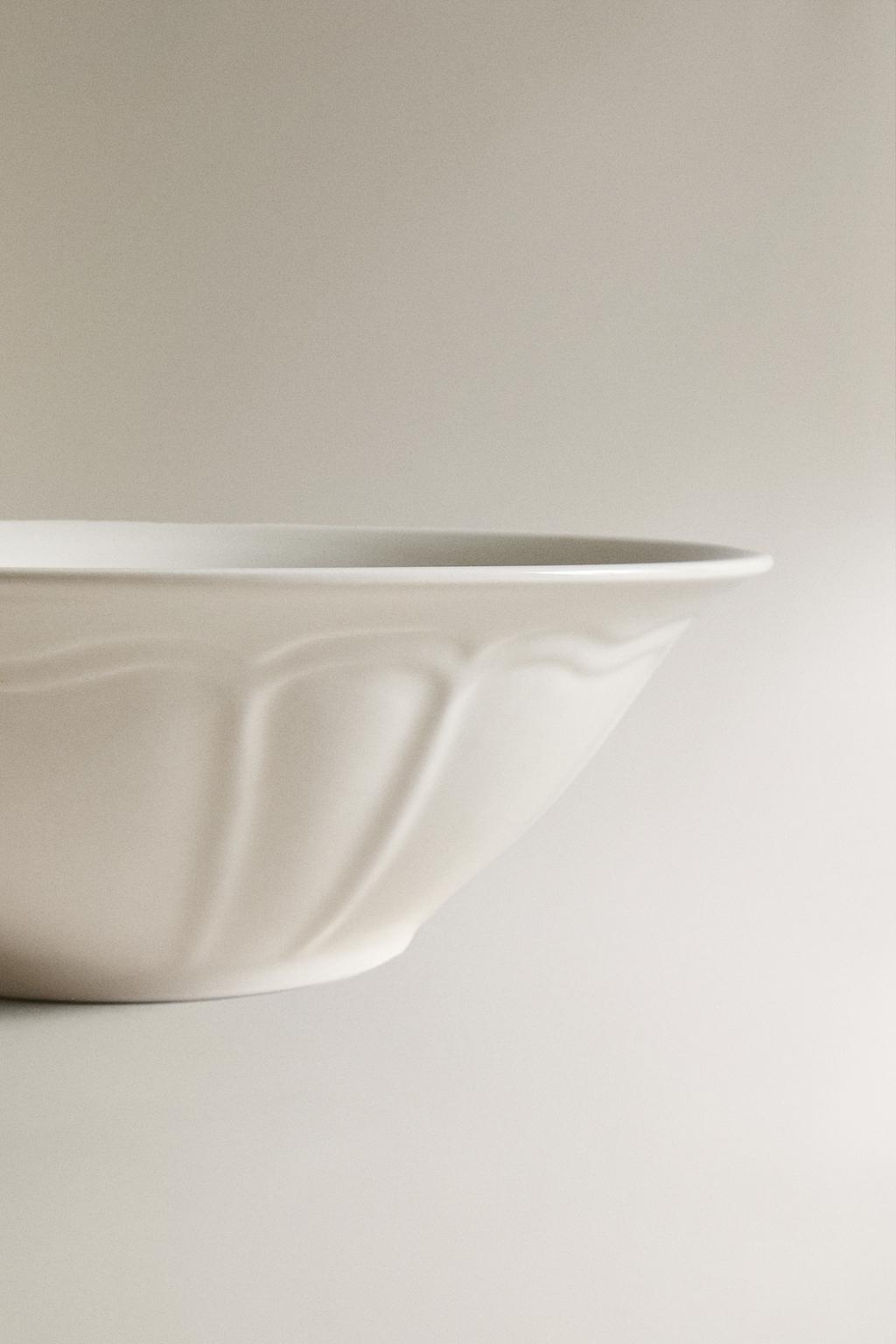 Салатник из фарфора с рельефным узором