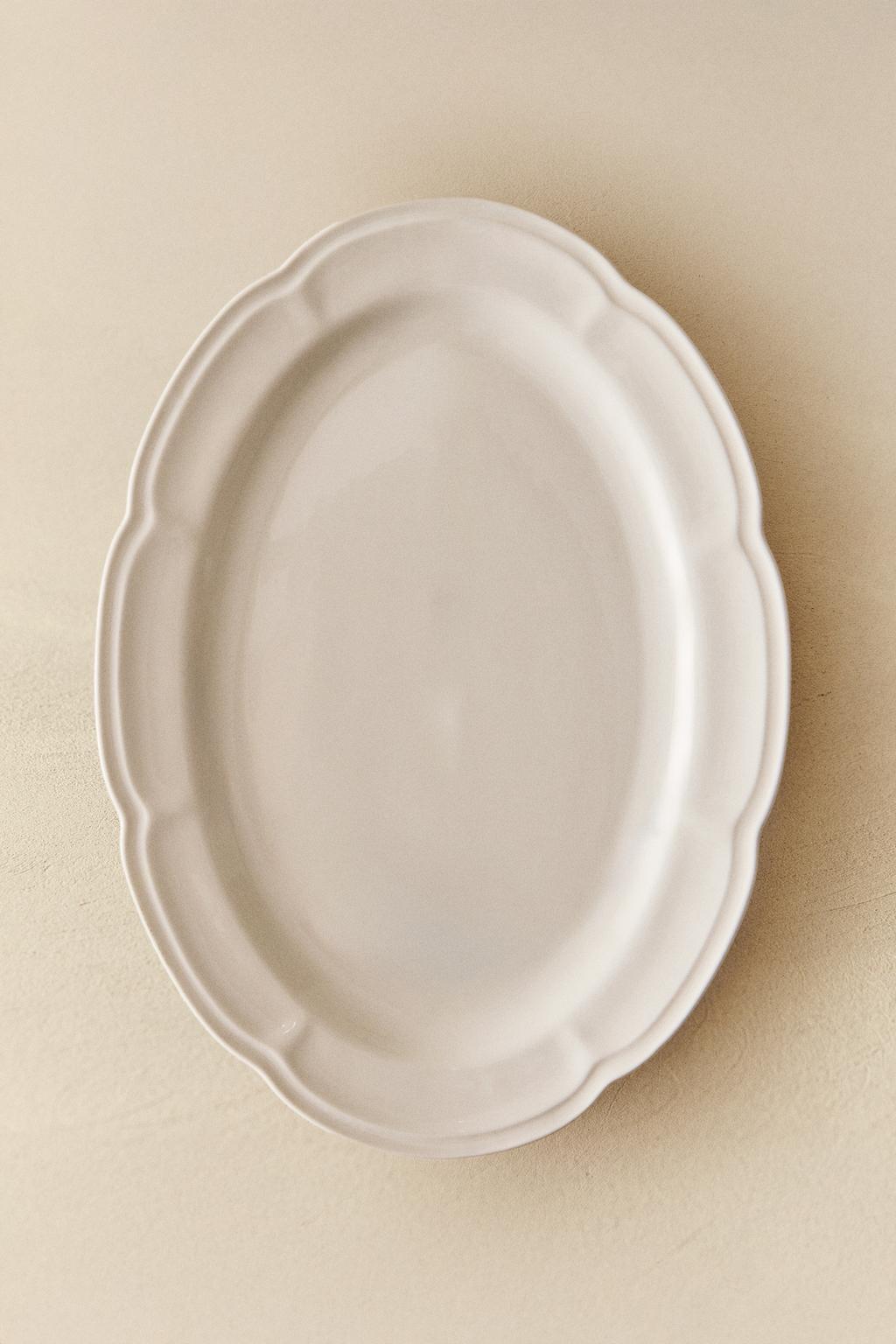 Фарфоровая подноса с рельефным дизайном