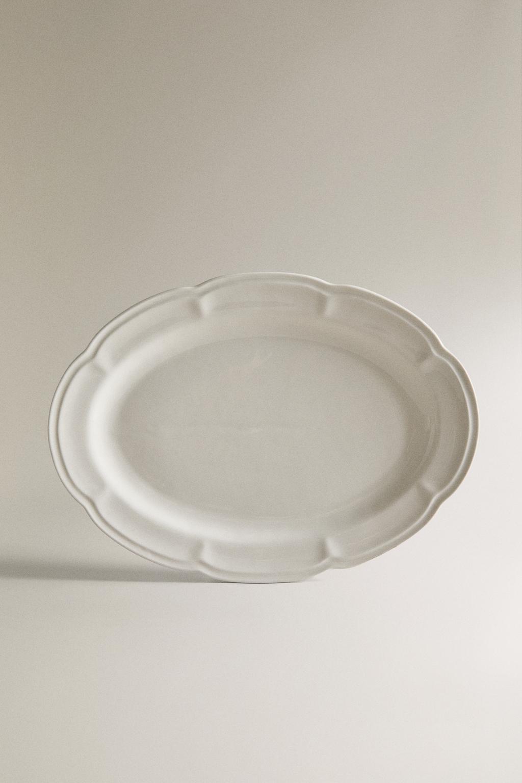 Фарфоровая подноса с рельефным дизайном