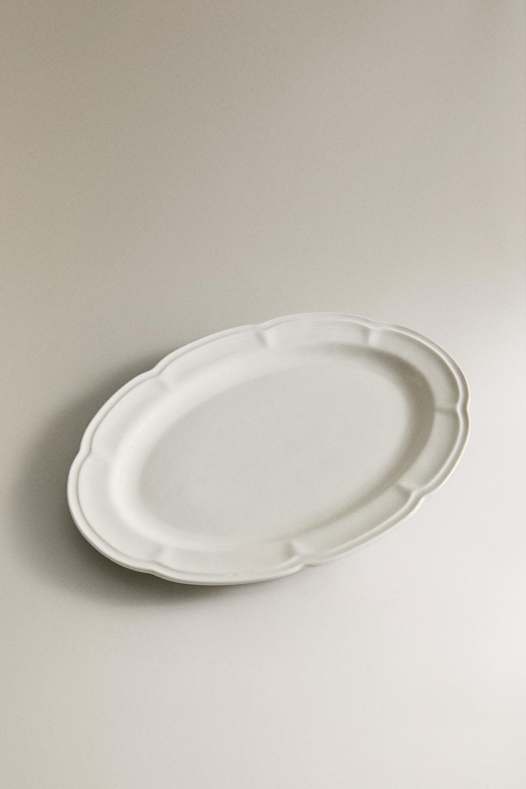 Фарфоровая подноса с рельефным дизайном