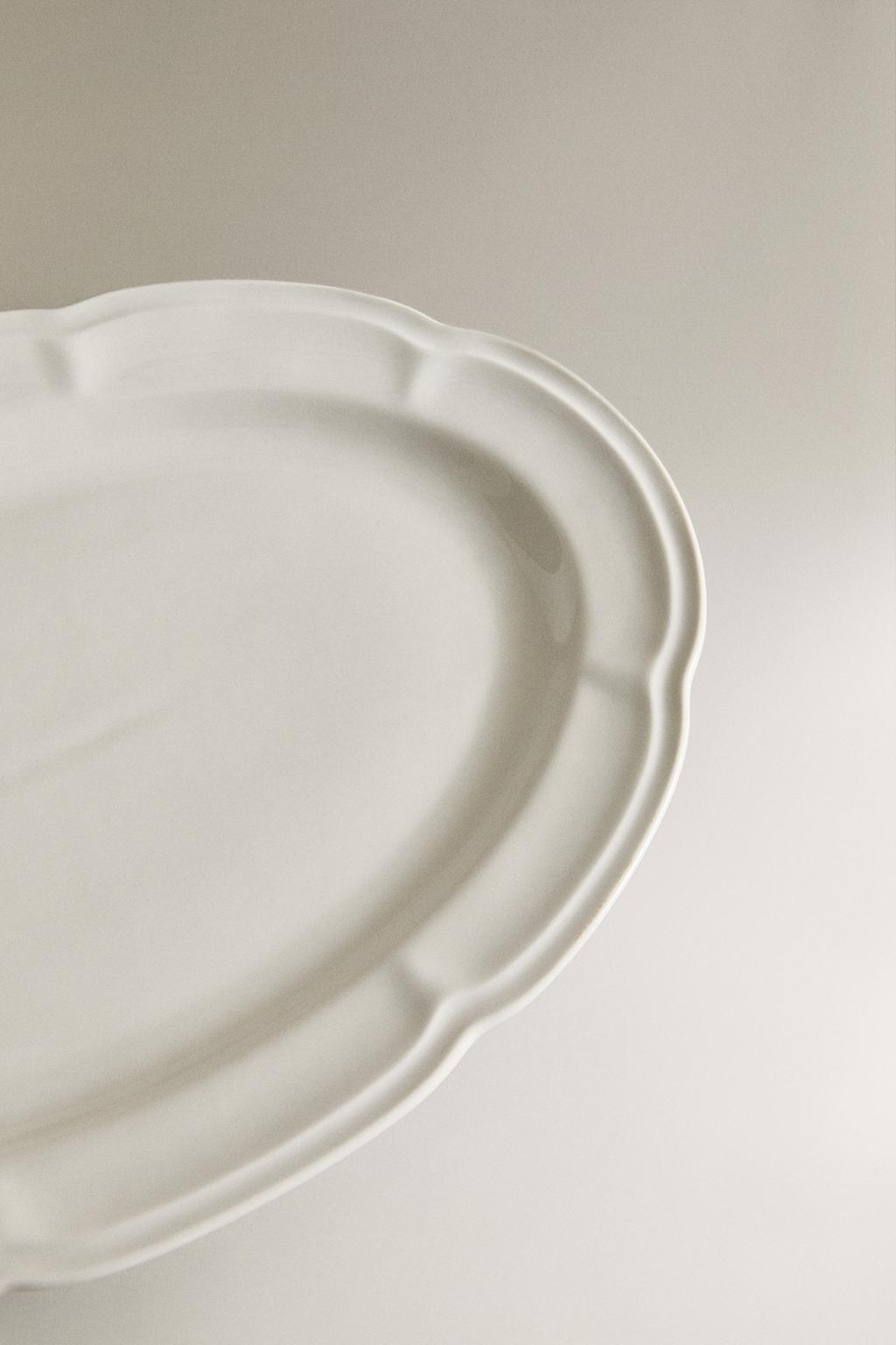 Фарфоровая подноса с рельефным дизайном