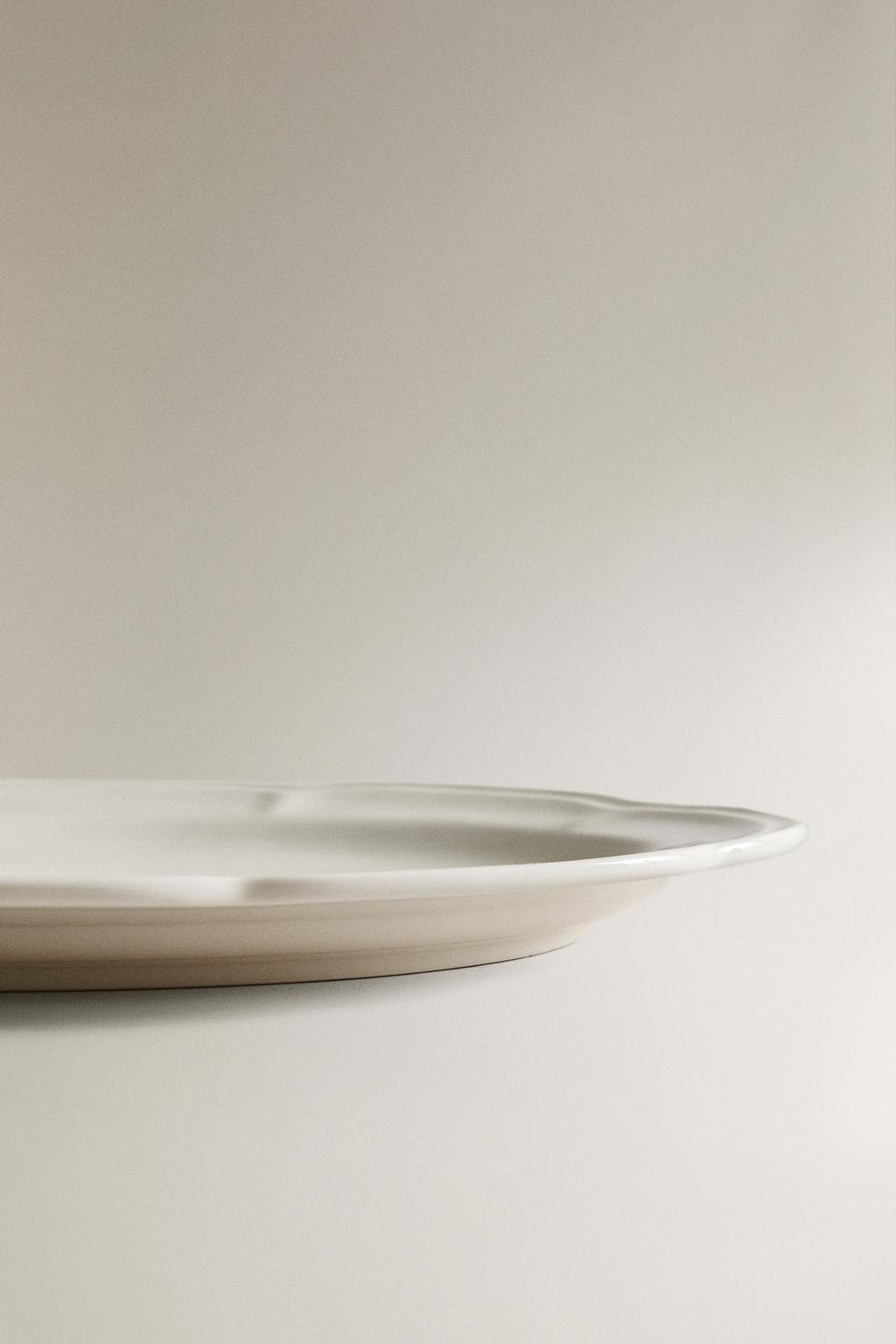 Фарфоровая подноса с рельефным дизайном