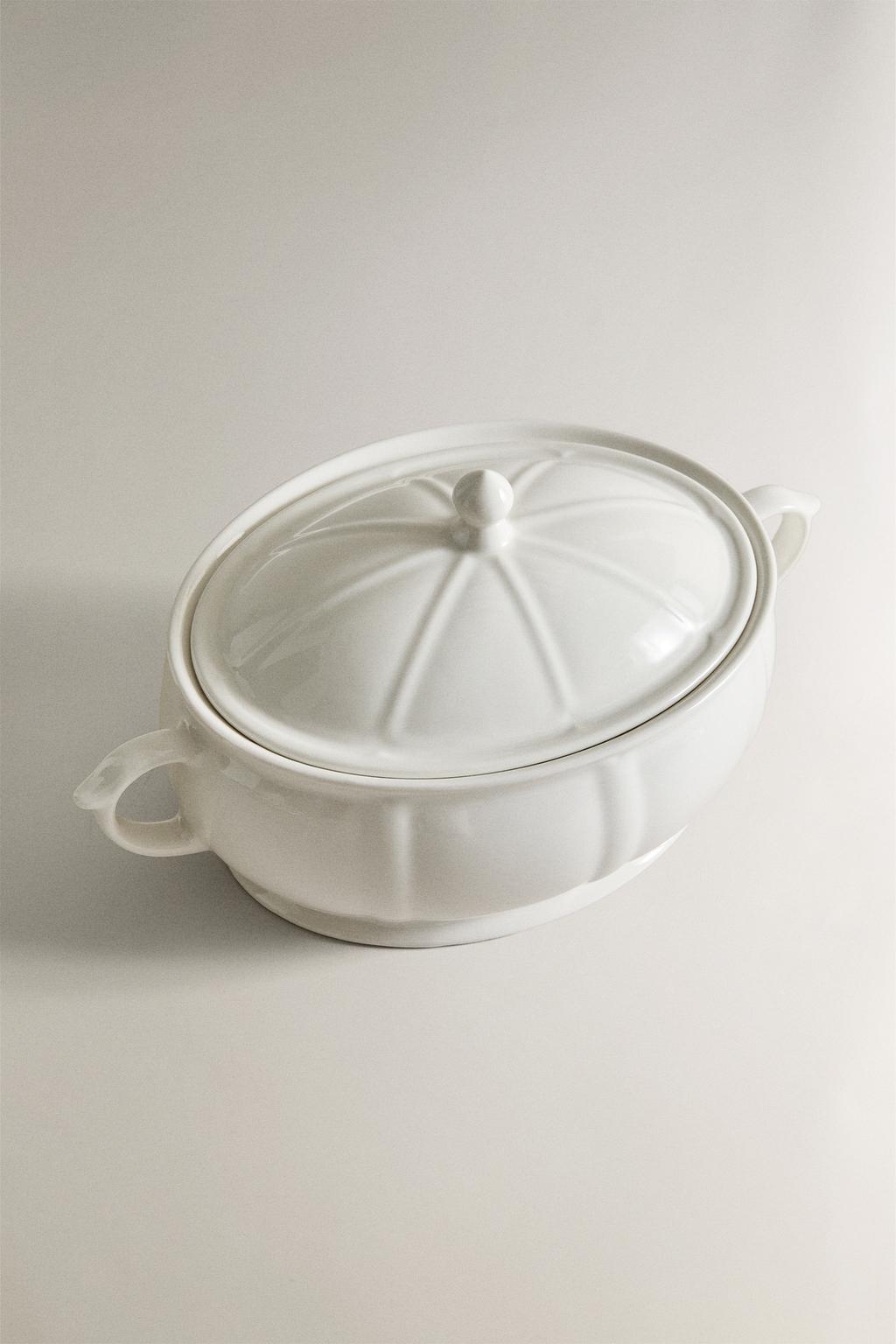 Фарфоровая террин с рельефным узором