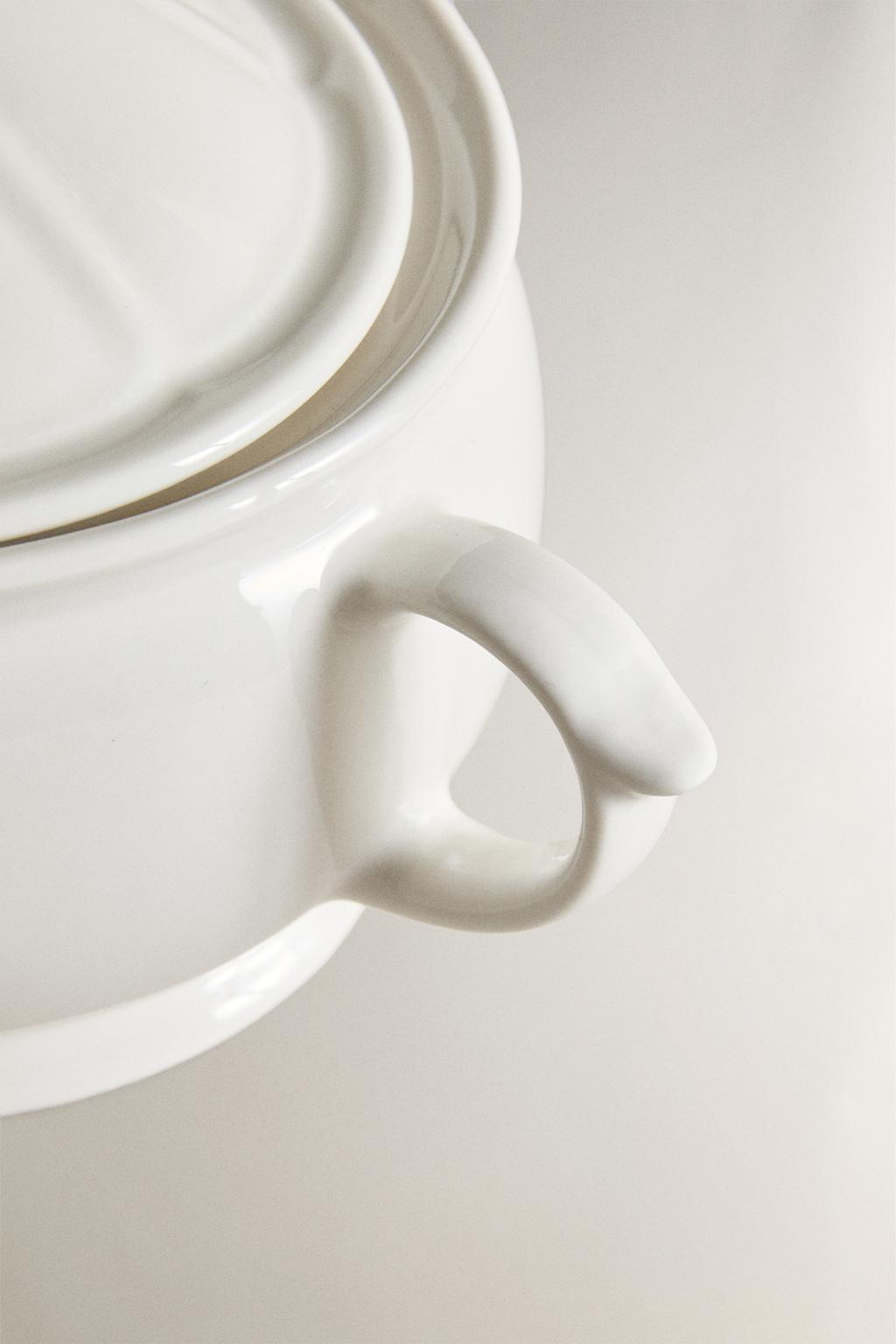 Фарфоровая террин с рельефным узором