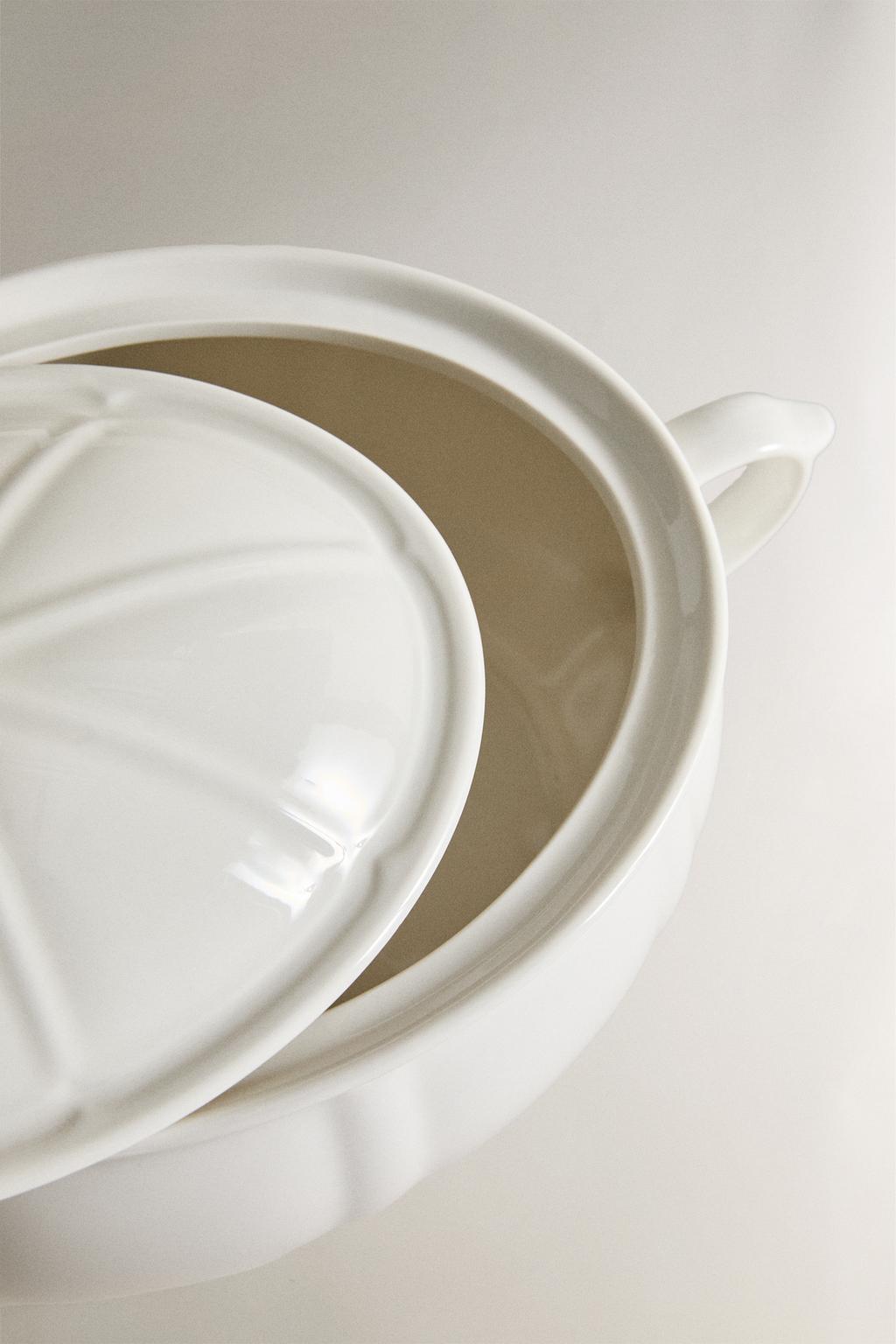 Фарфоровая террин с рельефным узором