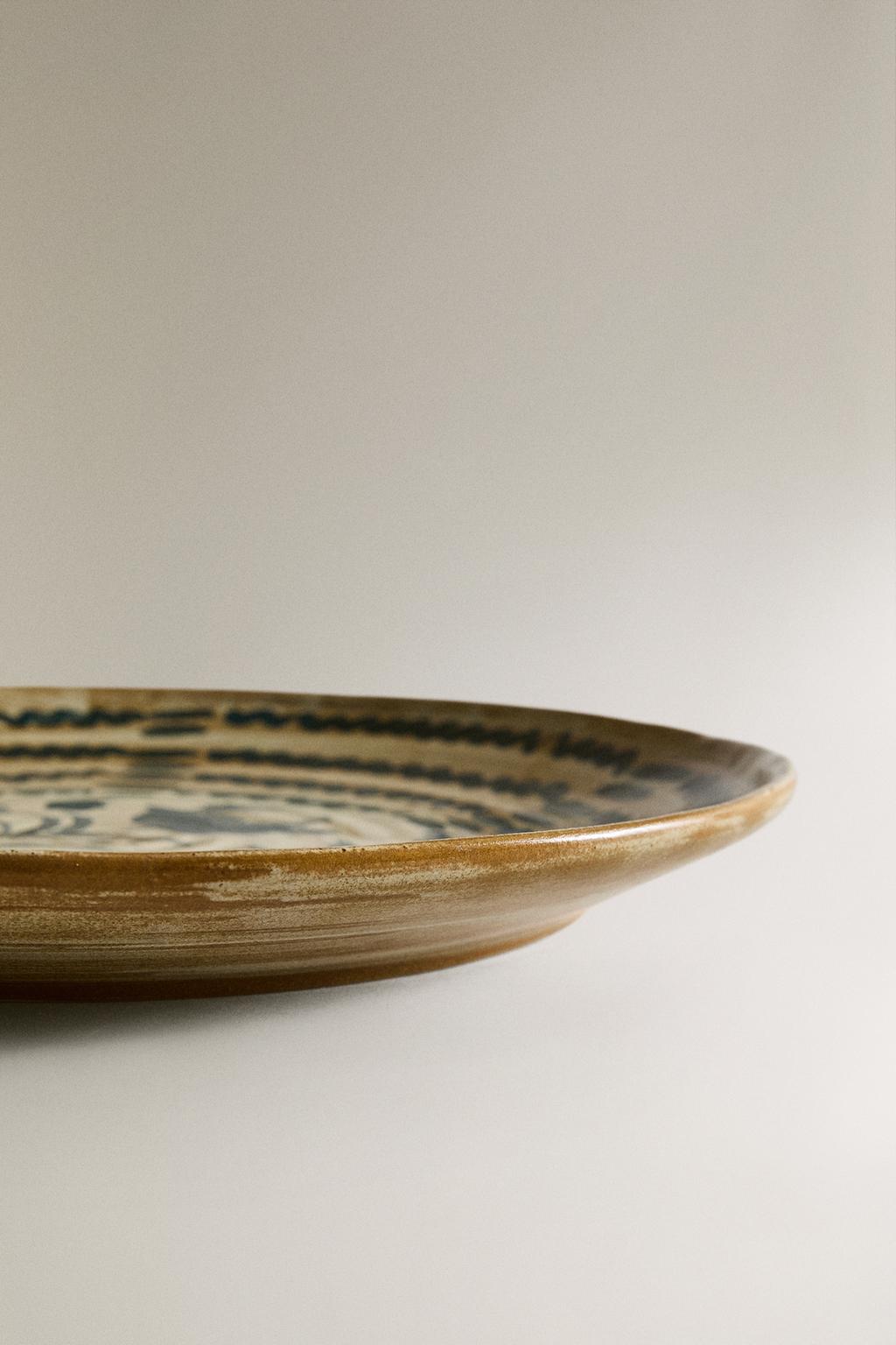 Круглая керамическая поднос для сервировки с цветочным узором