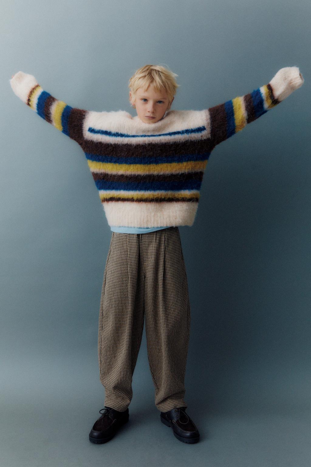 ВЯЗАНЫЙ СВИТЕР В ПОЛОСКУ