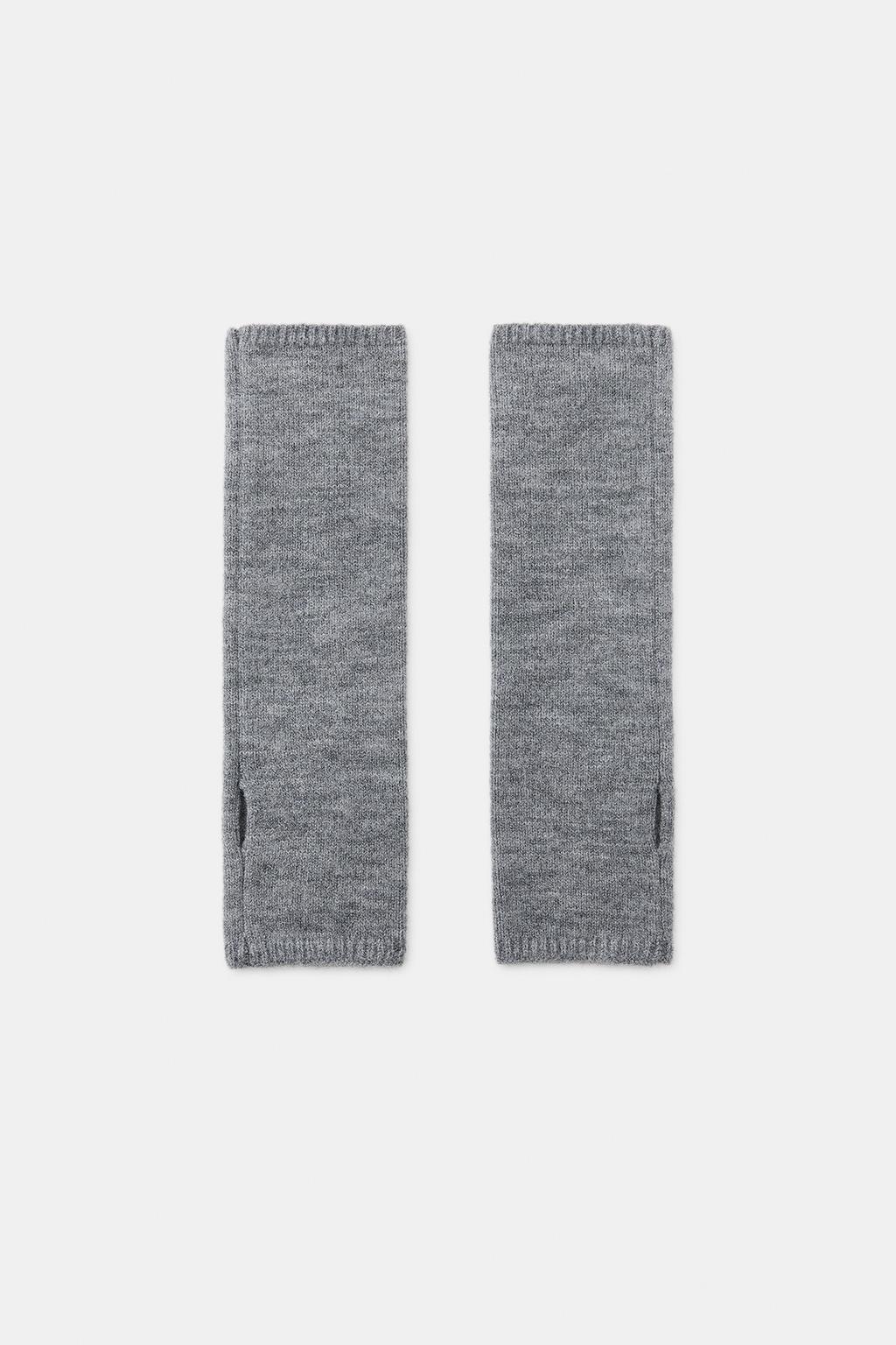 ВЯЗАНЫЕ МИТЕНКИ С ЦВЕТОЧНОЙ ВЫШИВКОЙ И БУСИНАМИ