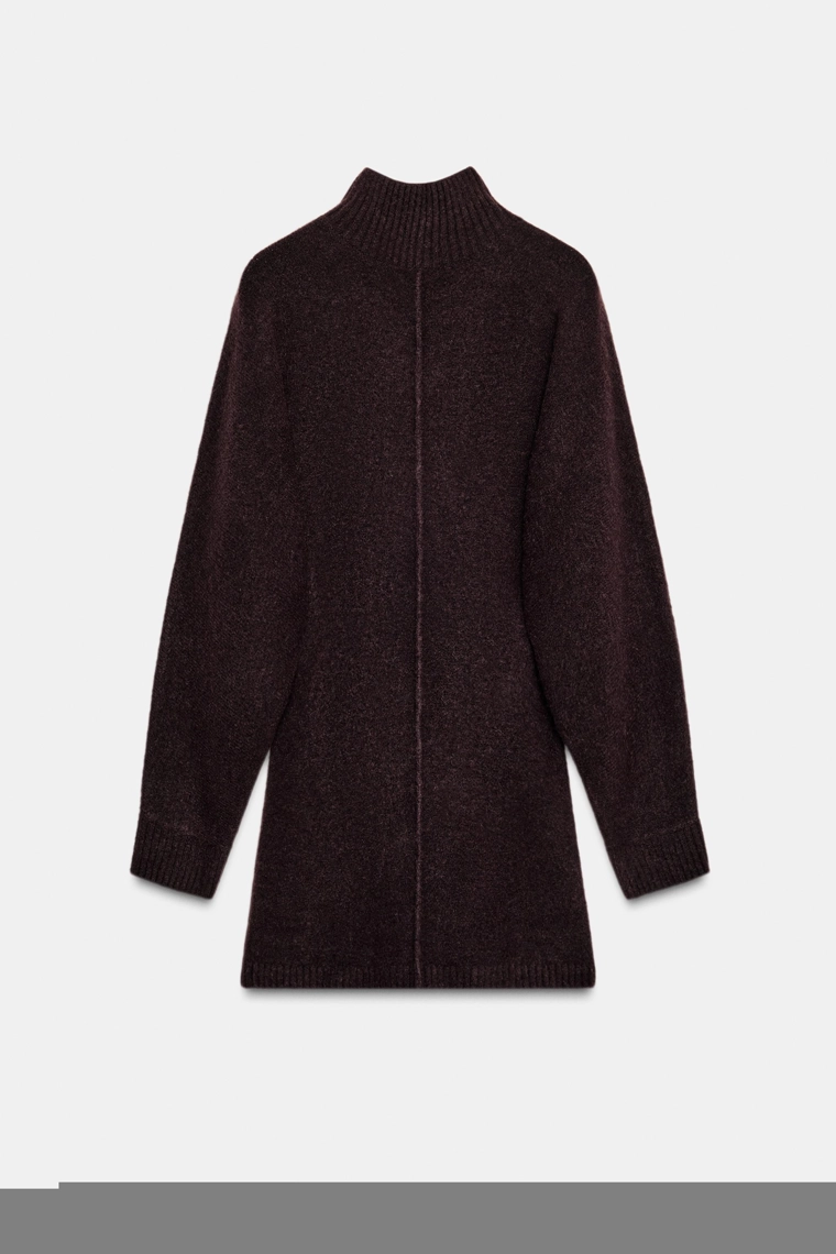 Мягкое вязаное платье до колена