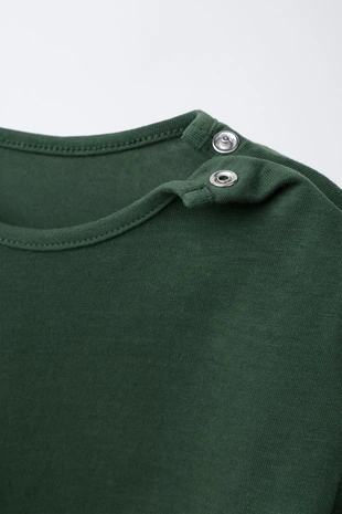 Набор из трех футболок в полоску и однотонных