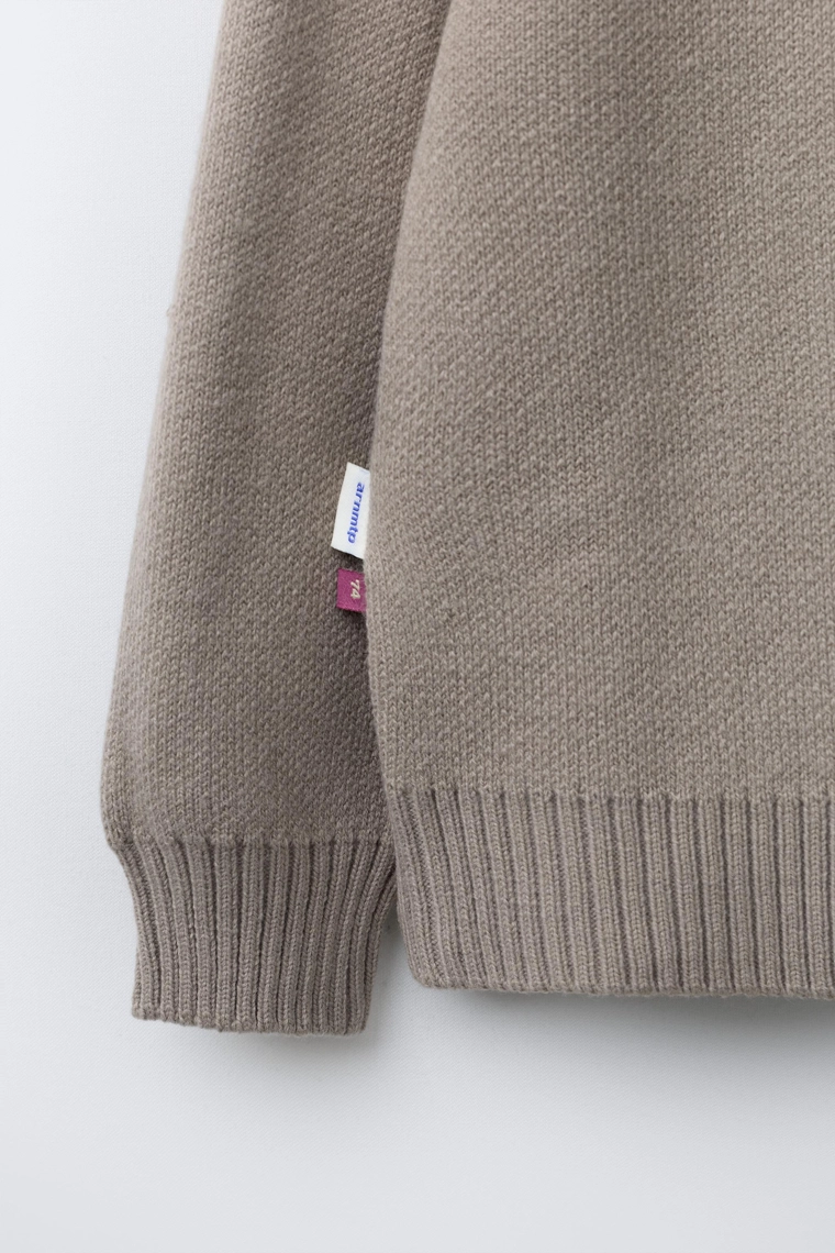 Свитер с принтом слогана