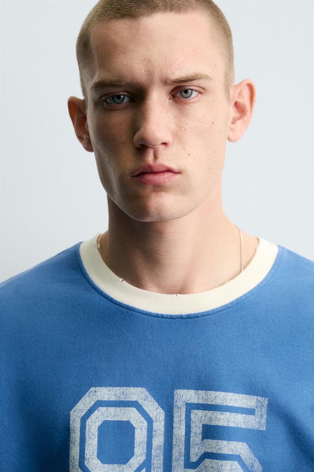 ФУТБОЛКА С ПРИНТОМ И ЭФФЕКТОМ ПОТЕРТОСТИ