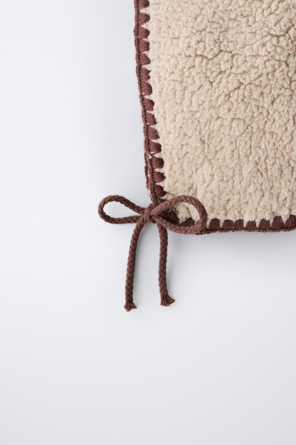 Шапка-боннет из искусственного меха с контрастными оборками