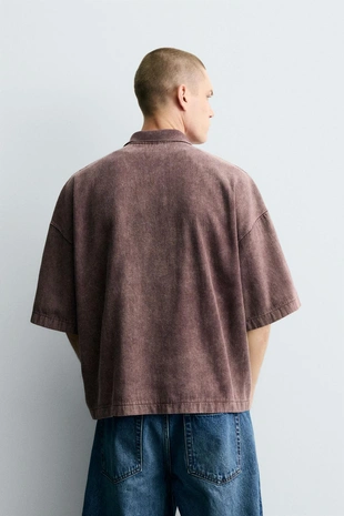 Поло из рельефной ткани с эффектом потертости