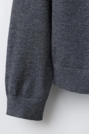 Тонкий трикотажный свитер