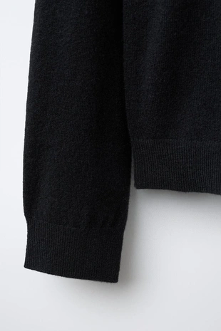 Тонкий трикотажный свитер