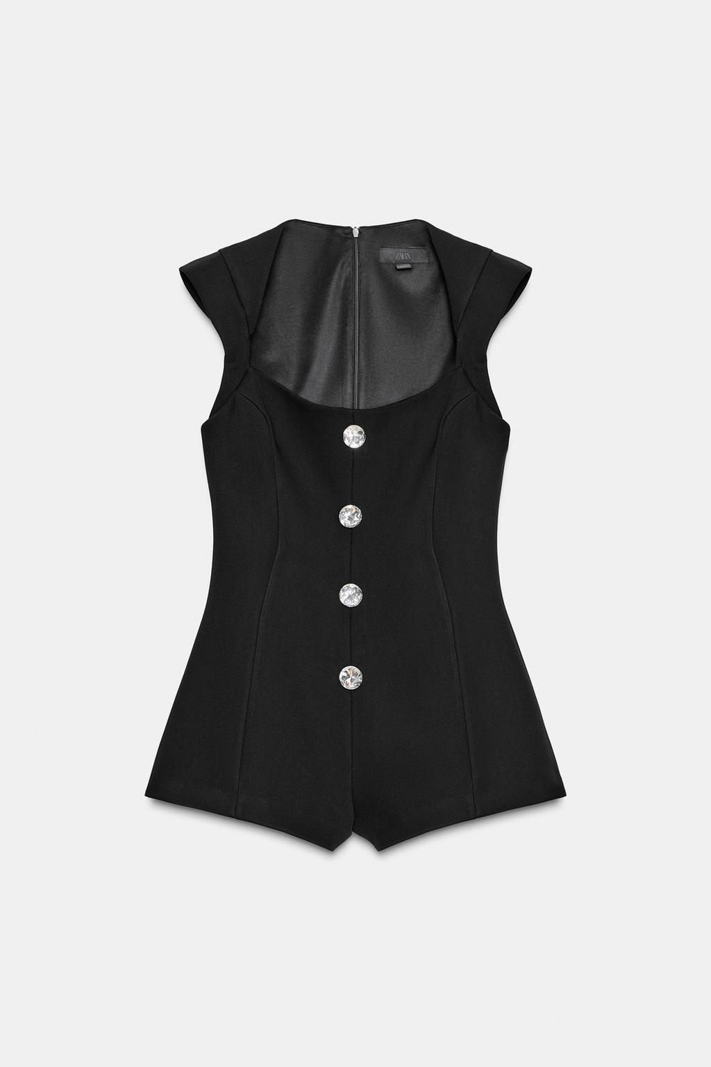 КОРОТКИЙ КОМБИНЕЗОН С ДЕКОРАТИВНЫМИ ПУГОВИЦАМИ