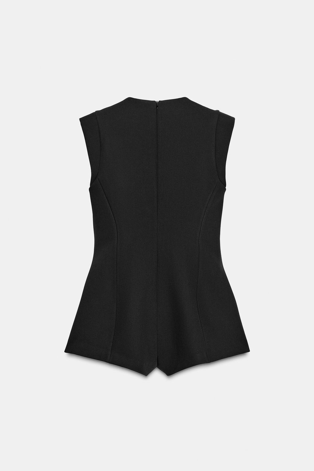 КОРОТКИЙ КОМБИНЕЗОН С ДЕКОРАТИВНЫМИ ПУГОВИЦАМИ