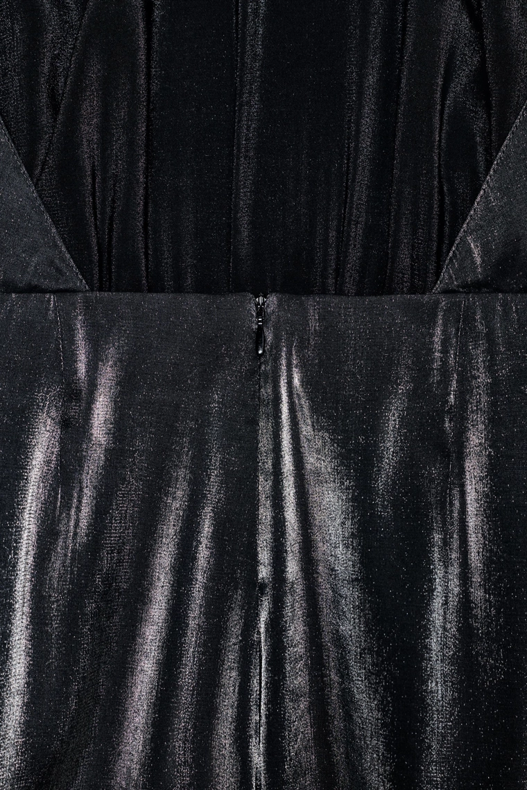 Комбинезон с глубоким вырезом и объемным подолом