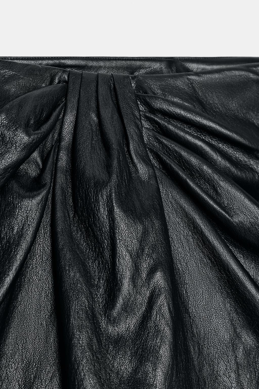 ЮБКА-ШОРТЫ ИЗ ИСКУССТВЕННОЙ КОЖИ СО СКЛАДКАМИ