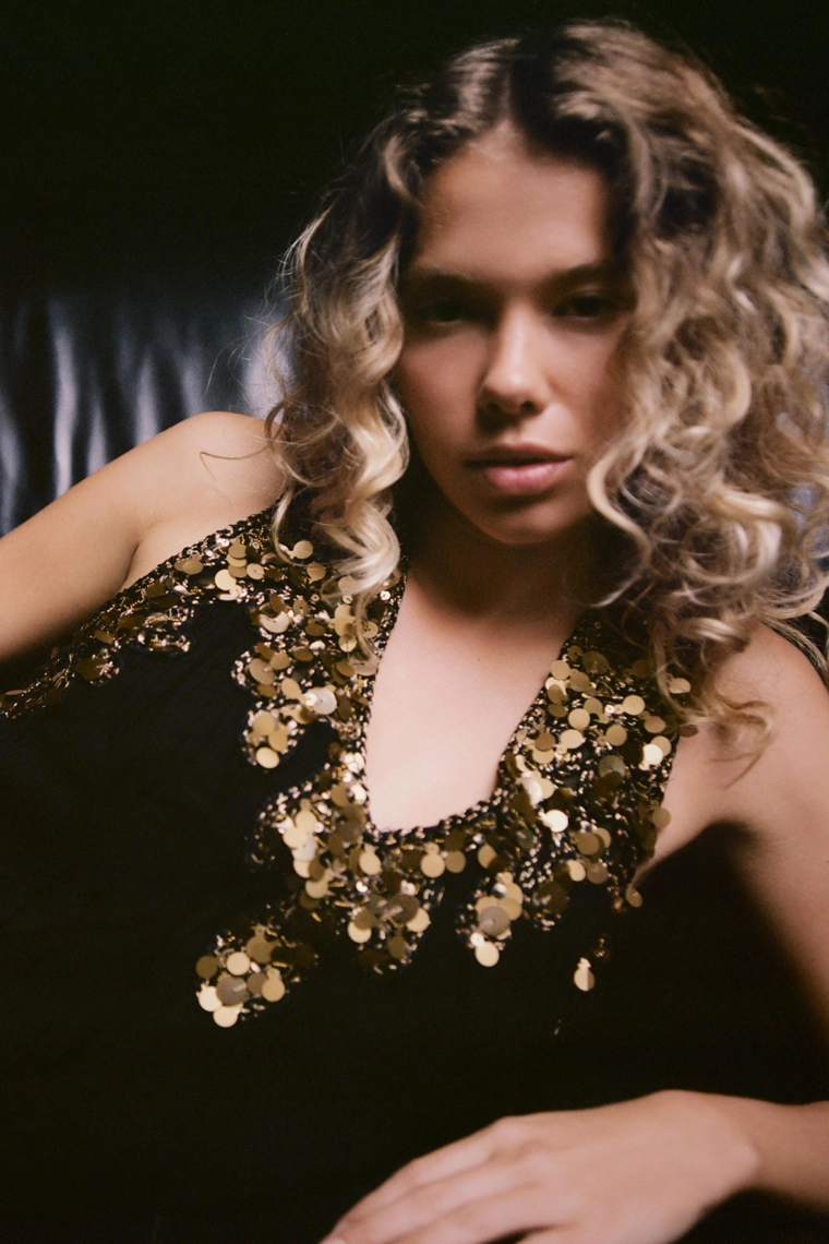 Платье из георгиевского шелка с паетками