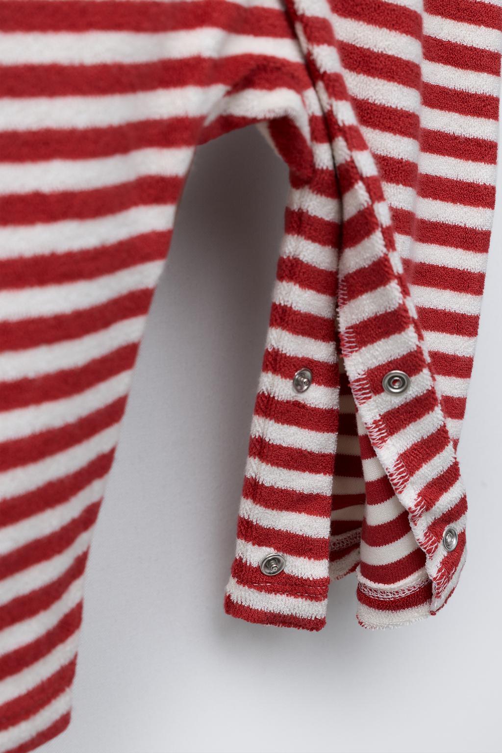 КОМБИНЕЗОН И ШАПОЧКА С ПОМПОНОМ И ПОЛОСКАМИ