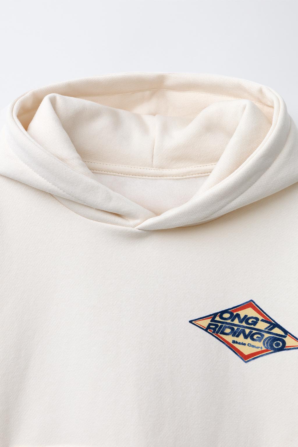 ТОЛСТОВКА С РЕЛЬЕФНОЙ НАДПИСЬЮ