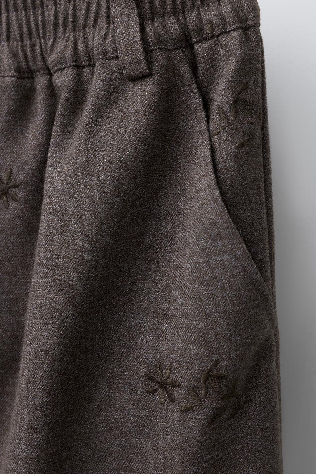 МЯГКИЕ БРЮКИ BARREL С ВЫШИВКОЙ ЦВЕТОВ