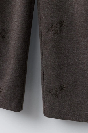 Мягкие брюки BARREL с вышивкой цветов- Заказать в России