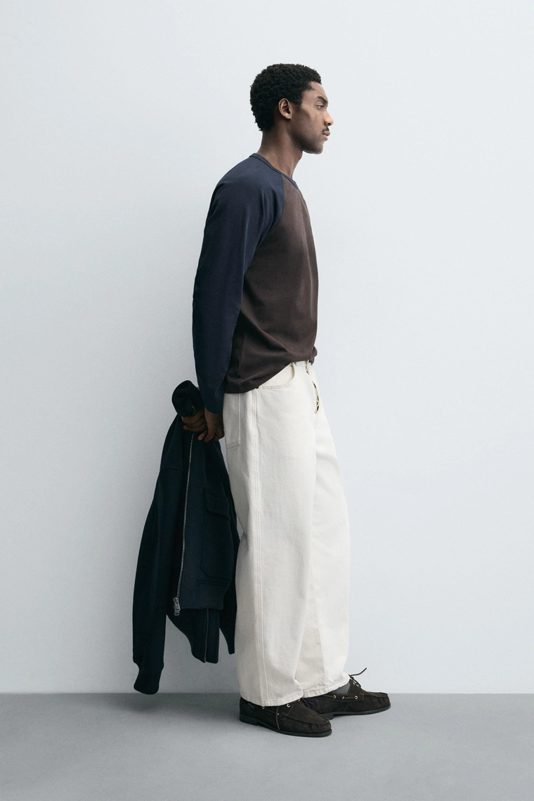 Футболка с блоками цветов и реглаными рукавами