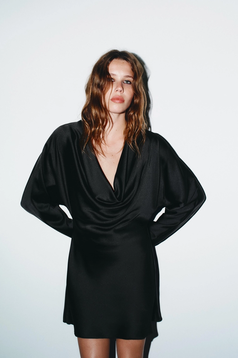 Платье из атласа с плавным вырезом