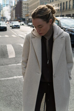 Пальто из мягкой ткани с капюшоном- Заказать в России