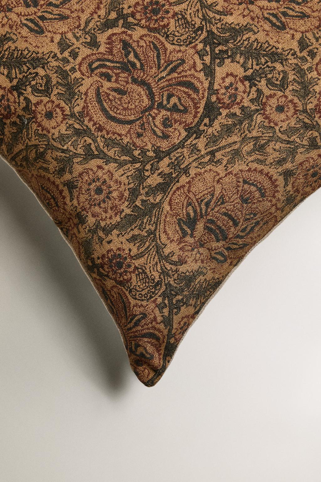 Подушка с цветочным принтом