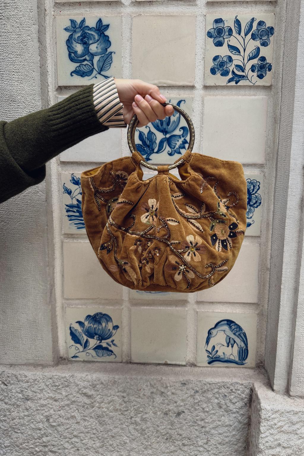 МЯГКИЙ ТРИКОТАЖНЫЙ СВИТЕР