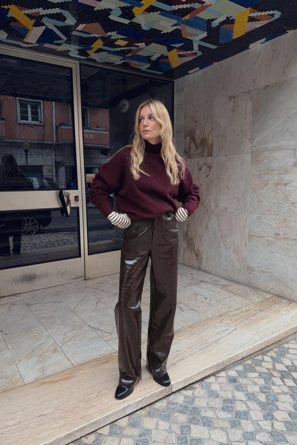 МЯГКИЙ ТРИКОТАЖНЫЙ СВИТЕР С ВЫСОКИМ ВОРОТНИКОМ