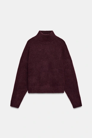 Мягкий трикотажный свитер с высоким воротником