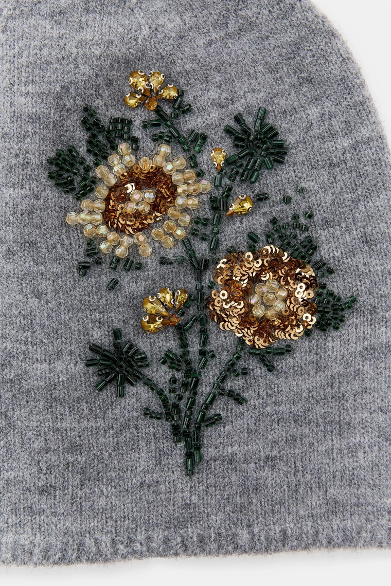 Шапка-бини с цветочной вышивкой и бисером