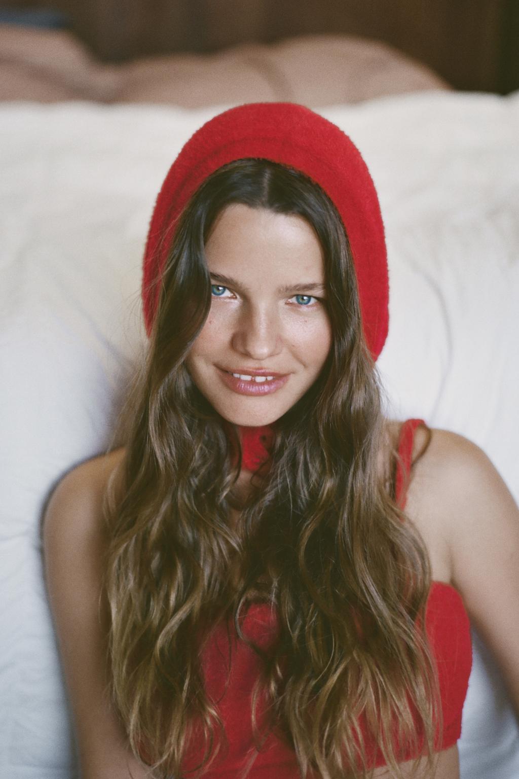 КАПЮШОН ИЗ ПОЛИАМИДА НА ПУГОВИЦАХ