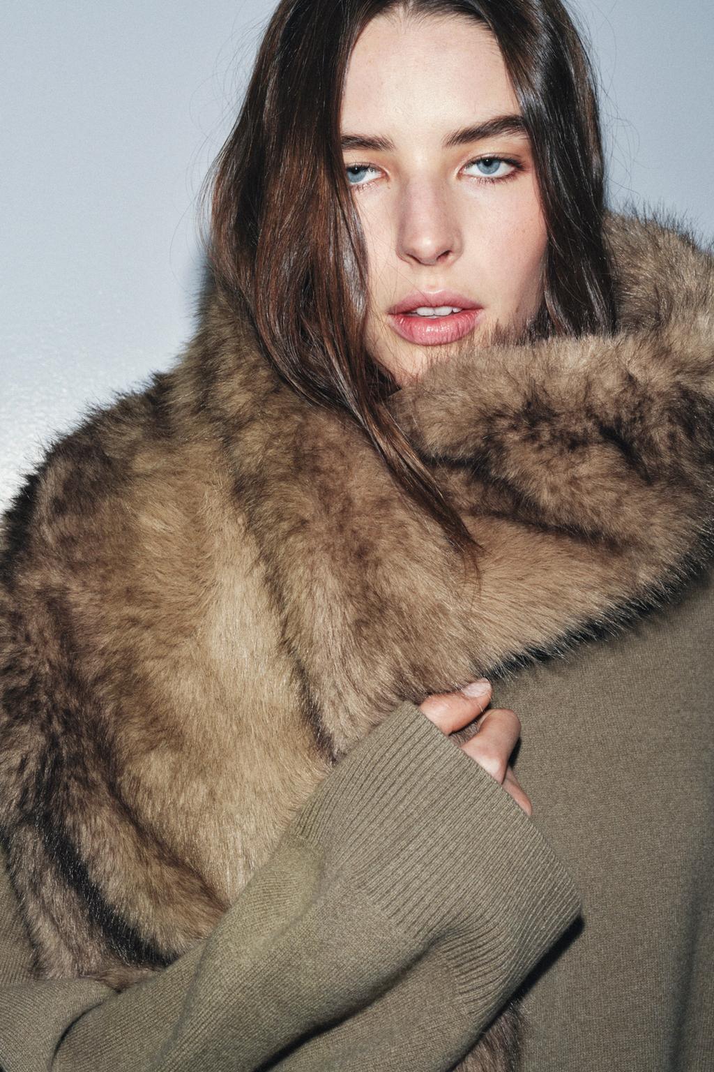 ОДНОТОННЫЙ ДЛИННЫЙ ШАРФ ИЗ ИСКУССТВЕННОГО МЕХА С БАХРОМОЙ