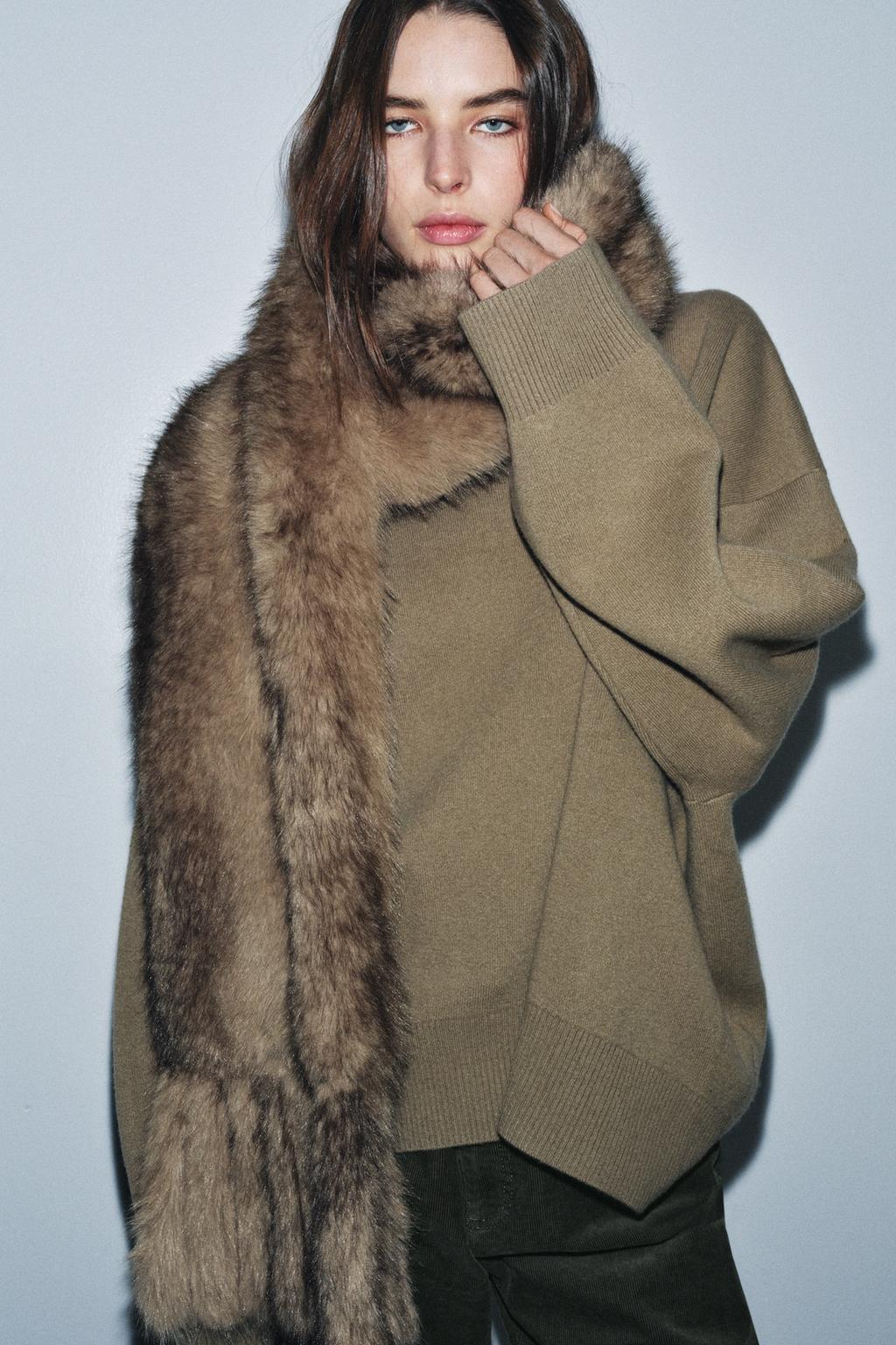 ОДНОТОННЫЙ ДЛИННЫЙ ШАРФ ИЗ ИСКУССТВЕННОГО МЕХА С БАХРОМОЙ