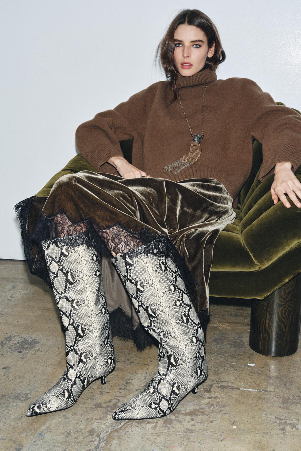 САПОГИ НА КАБЛУКЕ С АНИМАЛИСТИЧЕСКИМ ПРИНТОМ