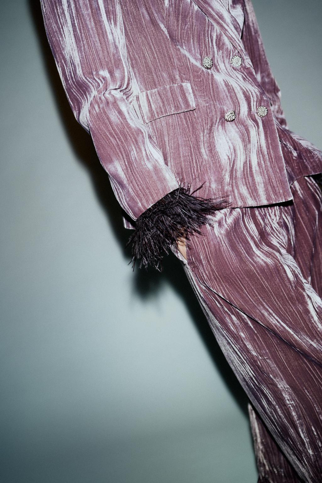 БЛЕЙЗЕР ИЗ БАРХАТА С ПЕРЬЯМИ