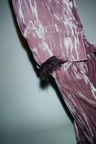 Блейзер из бархата с перьями- Заказать в России