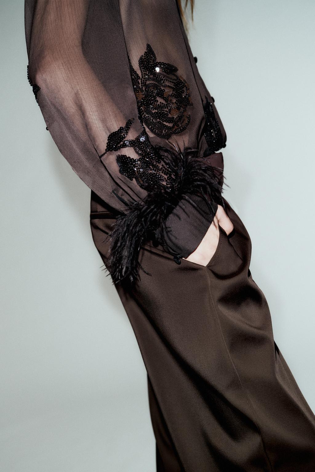 ПОЛУПРОЗРАЧНАЯ БЛУЗКА С ПАЙЕТКАМИ И ПЕРЬЯМИ