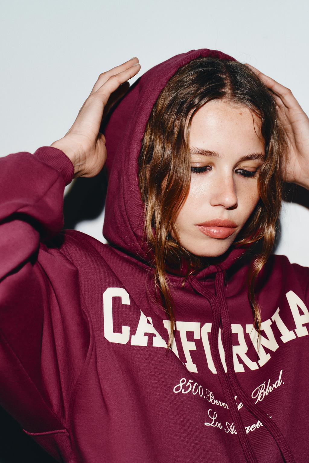 ТОЛСТОВКА В СТИЛЕ ПРЕППИ С ВОЛАНАМИ